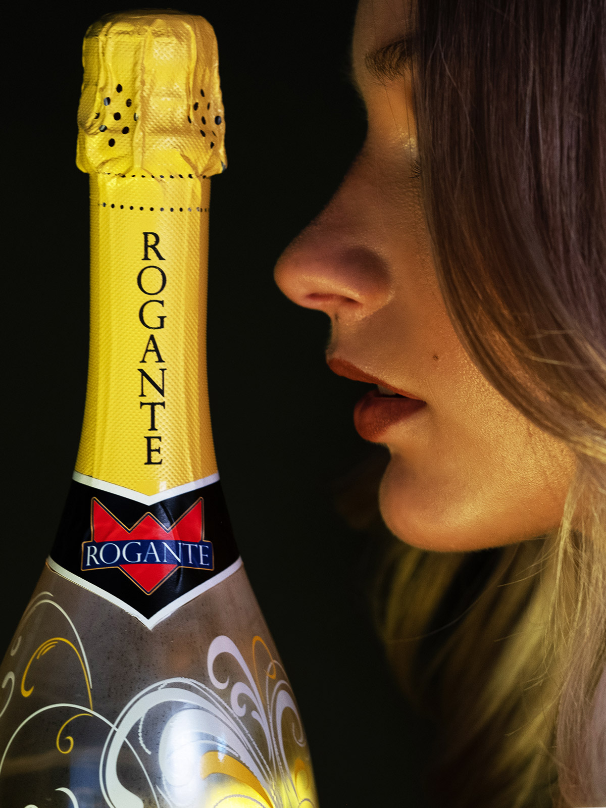 Rogante_ExoticPassion_bottiglia_illuminata2 Rogante_ExoticPassion_bottiglia_illuminata2